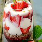 erdbeer-joghurt-crumble_shutterstock_com_stockcreations.jpg