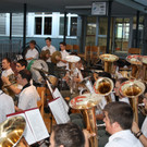 Lochauer Dorffest-Auftakt mit der Militärmusikkapelle und den Lochauer Bierblosn