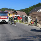 Klein-Lkw stürzt auf Carport