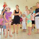 Kinder besuchen Museum