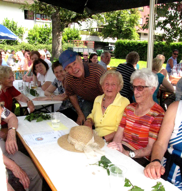 Obmann gratuliert Olga.JPG
