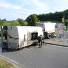 Bitumen bei Lkw-Unfall auf der B1 in Spielberg ausgetreten