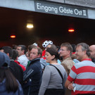 Fans vor dem Stadion