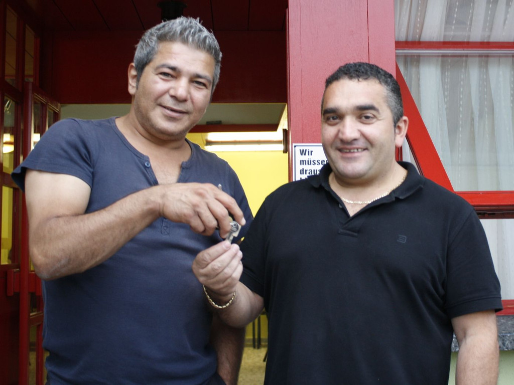 Alte Chef Yildiraj __bergibt den Schl__ssel an Neuen Chef Ajhan2_jpg-1376661780