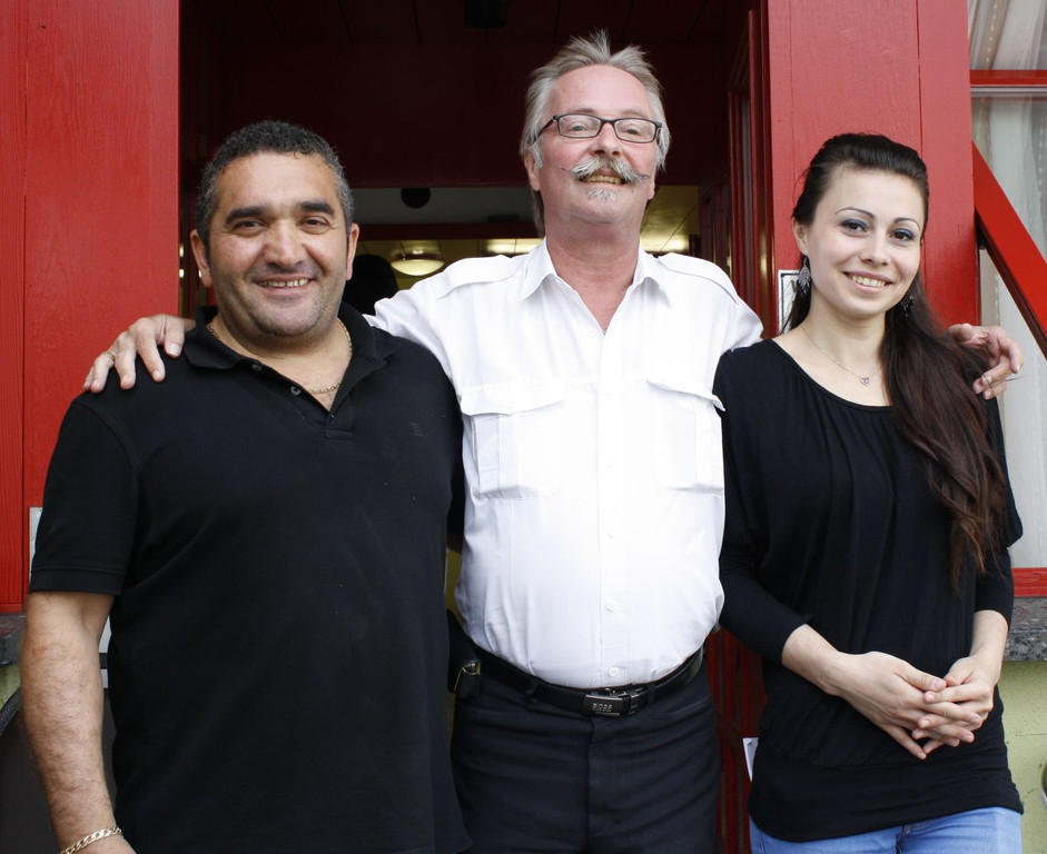 Neue Chef Links Ajhan Mitte Alfred Links Bedienung Iuona 1_jpg-1376661784