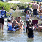 Frequency 2013: Besucher suchen Abkühlung am 2. Tag