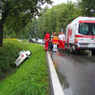 Pkw landet im Riedgraben