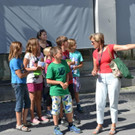 07 Stadtf__hrerin Gerlinde Budzuhn f__hrt die Kinder durch die Altstadt_JPG-1377171279