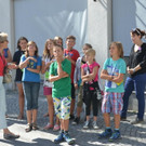 08 Stadtf__hrerin Gerlinde Budzuhn f__hrt die Kinder durch die Altstadt_JPG-1377171281