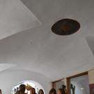 09 Die Kinder entdecken das Asylzeichen im Kreuzgew__lbe des Johanniterhofes_JPG-1377171284