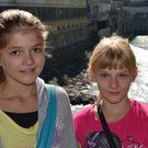 14 Deborah _10_ und Madeleine _8_ auf dem Ganahlsteg_JPG-1377171293