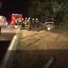 Pkw prallte auf B17 gegen Baum und fing Feuer