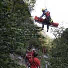 Frau stolpert in Almbachklamm und bricht sich den Fuß