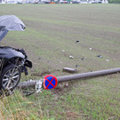 Pkw crasht in Betonmasten