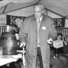Lochau_Hafenfest_B__rgermeister_Schallert_beim_anzapfen_Sep_1988.jpg