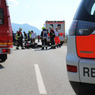 Biker prallt in Pkw