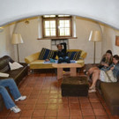 09 Einer von mehreren Aufenthaltsr__umen der Jugendherberge_JPG-1377884823