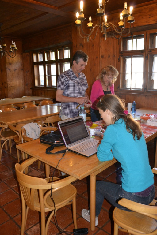 11 Familie Szollath im Speisesaal der Jugendherberge_JPG-1377884828