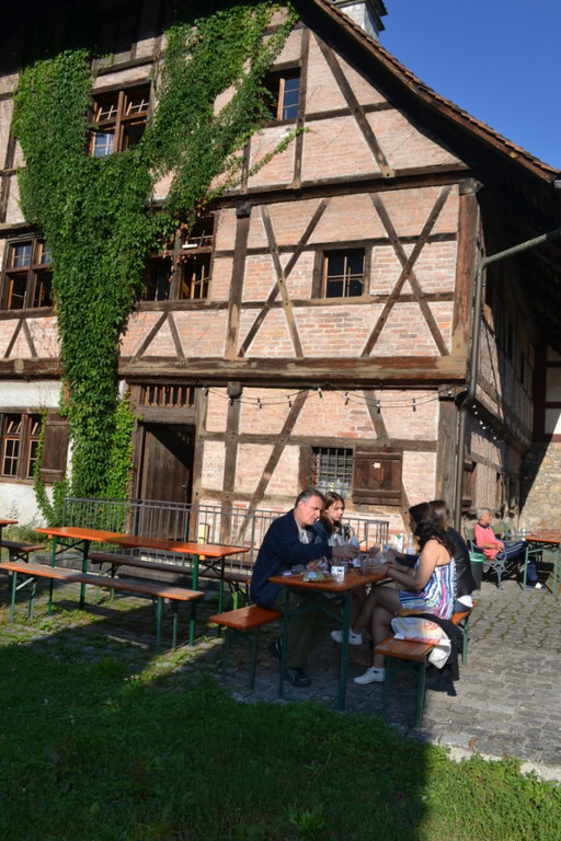 27 Familie Azevedo _Brasilien_ beim Fr__hst__ck im Garten_JPG-1377884834