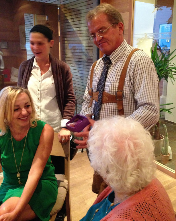 oma_90er_wirt_jpg-1377947225