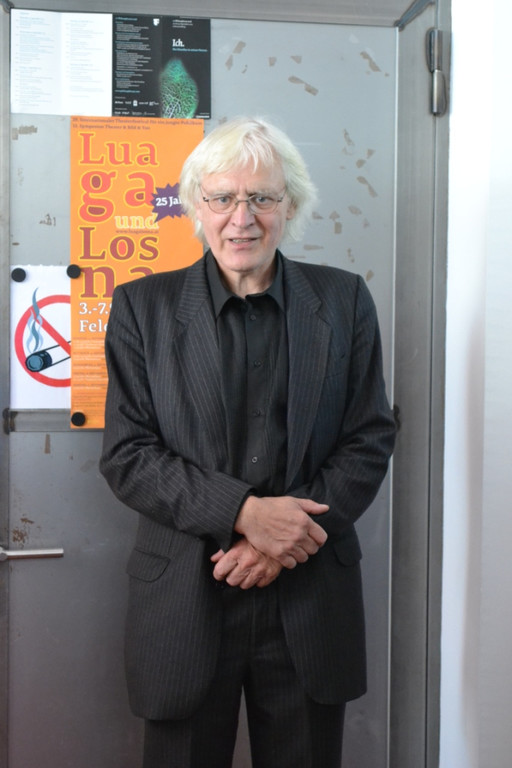 02 Festivalleiter Johannes Rausch begr____te das Publikum zur ersten Theaterauff__hrung_JPG-1378577465