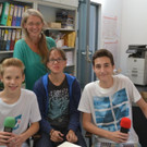 12 Workshopleiterin Ruth Kanam__ller _Proton das freie Radio_ mit Clemens _14__ Anna _14_ und Medaur _15__JPG-1378577759