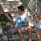 35 Die Radio-Workshopteilnehmer Medaur und Clemens interviewen den K__nstler Bram Wiersma_JPG-1378577770