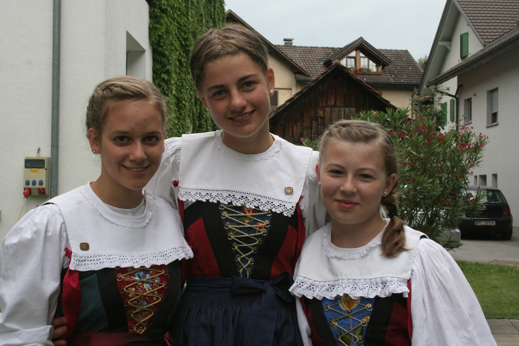 Trachtenverein Leonie_ Lea_ Theresa_jpg-1378672525