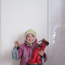 Kind mit Weihnachtsgeschenk in Rascov 2012 079.jpg