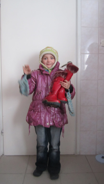 Kind mit Weihnachtsgeschenk in Rascov 2012 079.jpg