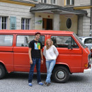 01 Die Jugendarbeiter Thomas und Marie vor dem OJAF-Bus_JPG-1378975156