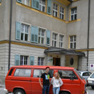 02 Die Jugendarbeiter Thomas und Marie vor dem OJAF-Bus_JPG-1378975159