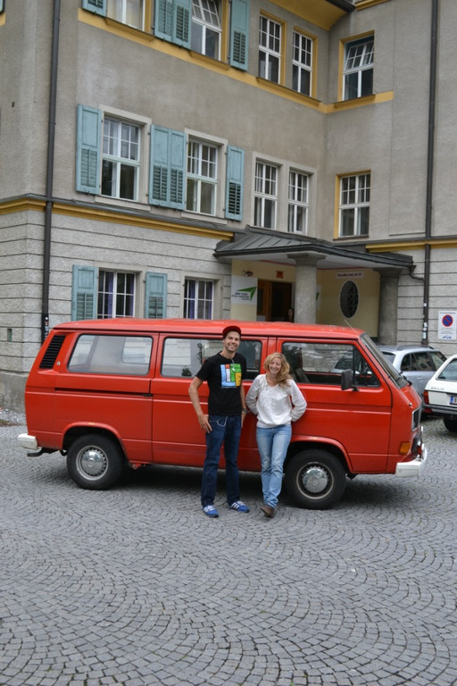 02 Die Jugendarbeiter Thomas und Marie vor dem OJAF-Bus_JPG-1378975159