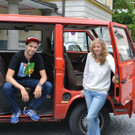 04 Jeweils ein m__nnlicher und ein weiblicher Jugendarbeiter fahren zu den Jugend-Treffpunkten_JPG-1378975163