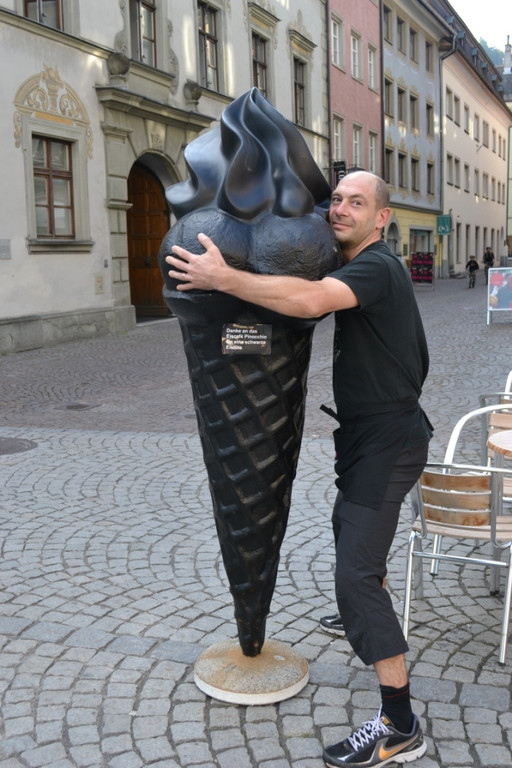 26 Pinocchio-Besitzer Marco Zanzotto mit seinem schwarzen Eis_JPG-1378975543