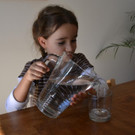 2 F__lle das Glas bis zum Rand mit Wasser_JPG-1378975988