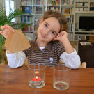 02 Z__nde das Teelicht im Glas an und lege einen nassen Kaffeefilter dar__ber_JPG-1378976188