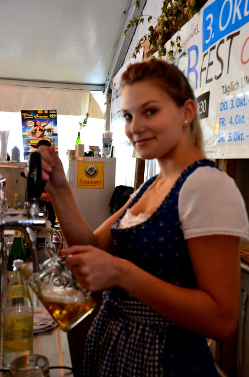 Maria von der Weinstube beim Zapfen des Bockbiers