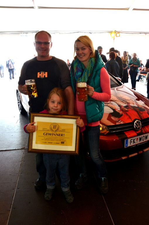 Das Mitspielen hatte Folgen - ein brandneues Auto teilt Manuel Bichler mit Frau Sabrina und Tochter Leonie.