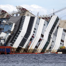 Das Schiff wird aufgerichtet
