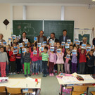 Übergabe des neuen Schulwegplanes an die Erstklässler der Volksschule Lochau