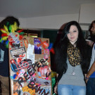 026 Nadine Kogler _15_ neben einer kunstvoll gestalteten Collage_JPG-1379597519