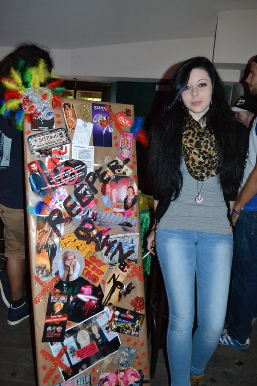 026 Nadine Kogler _15_ neben einer kunstvoll gestalteten Collage_JPG-1379597519