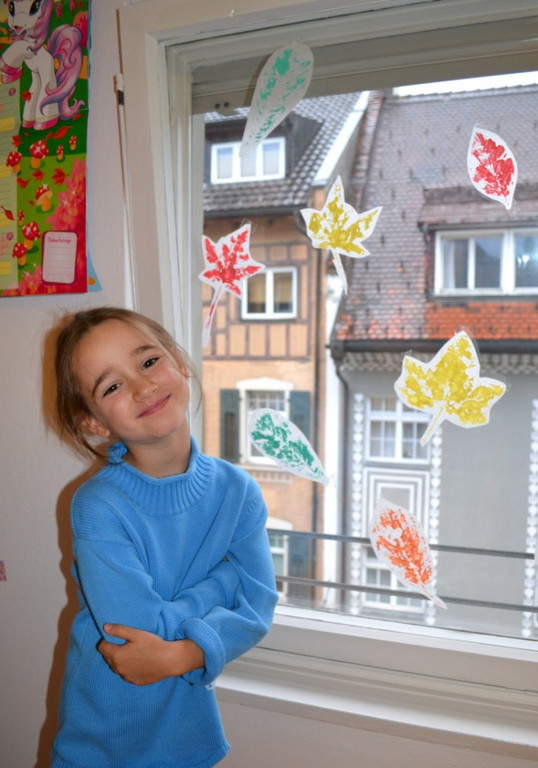 11 Wenn die Herbstsonne durchs Fenster scheint_ leuchten die Bl__tter besonders sch__n_JPG-1379597915