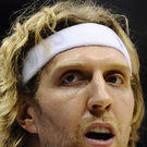 Dirk Nowitzki macht am Spielfeld eine gute Figur