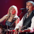 Kevin Costner als Sänger auf der Bühne