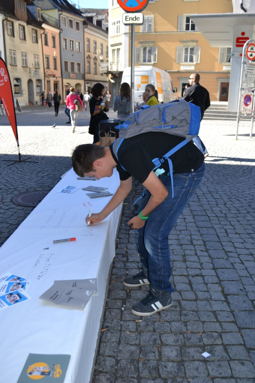 05 Christoph _14_ schreibt seinen Wunsch an die Politik auf die Papierrolle_JPG-1380019822