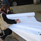 19 Junge und Junggebliebene schrieben ihre W__nsche an die Politik auf die Papierrolle_JPG-1380019836