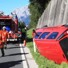 Pkw stürzt in Böschung