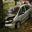 Pkw prallt in Baum
